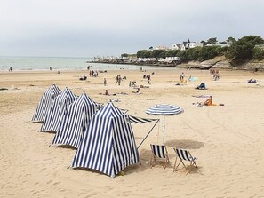 In Strandnähe, Liegestühle, Strandtücher