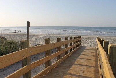 SPACIOUS & PERFECT PLACE TO VACATION AT THE BEACH!  