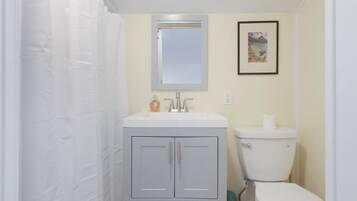 Séchoir à cheveux, serviettes fournies, savon, shampooing