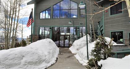 Cozy Forest Retreat | Sleeps 5 | Close to Resorts & Towns Tons of Amenities