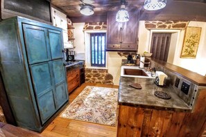 Een koelkast, een magnetron, een oven, een kookplaat