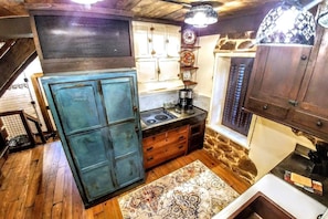 Fridge, microwave, oven, stovetop - Stenhuset Historic 1877 Stone House Retreat (Lindsborg)