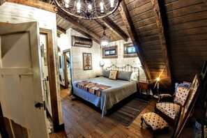 2 habitaciones, escritorio y tabla de planchar con plancha