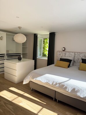 4 slaapkamers, een strijkplank/strijkijzer, reisbedje, wifi