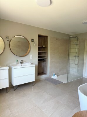 Dusche, Handtücher, Toilettenpapier