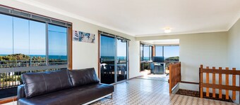 Ninettas View - Budget beachside accommodation