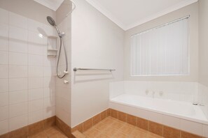 Shower, hair dryer, towels - Waves And Moore - Beautifully presented home (Guilderton)