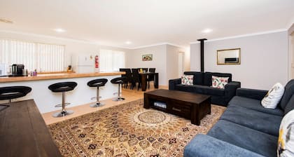 Waves And Moore - Beautifully presented home