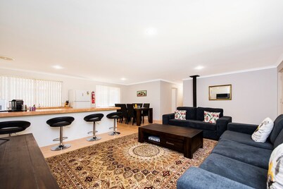 Waves And Moore - Beautifully presented home