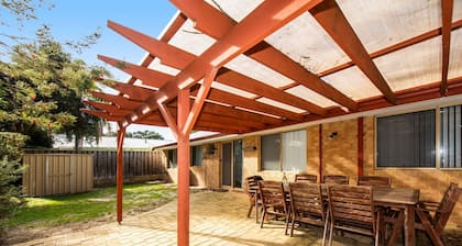 Waves And Moore - Beautifully presented home