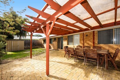 Waves And Moore - Beautifully presented home