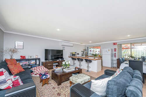 Waves And Moore - Beautifully presented home