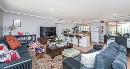 Waves And Moore - Beautifully presented home