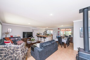 TV, fireplace - Waves And Moore - Beautifully presented home (Guilderton)