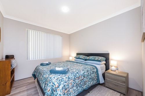 Waves And Moore - Beautifully presented home