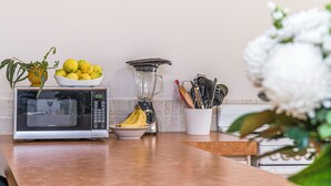 ثلاجة، ميكروويف، محمصة خبز