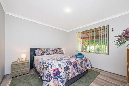 Waves And Moore - Beautifully presented home