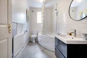 Bathtub, hair dryer, towels, soap - Panoramic Docklands Home (London)