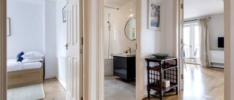 2 habitaciones, tabla de planchar con plancha, wifi y ropa de cama