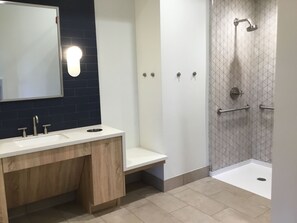 Badewanne, Haartrockner, Handtücher, Seife