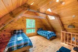 3 bedrooms, iron/ironing board, internet, bed sheets - Three-story dog-friendly home with large deck, wood swing, firepit, lawn, & more (Mineral)