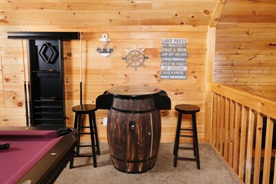 Quiet Modern Cabin by Pigeon Forge, Dollywood Park, Rod Run , & Gatlinburg, 