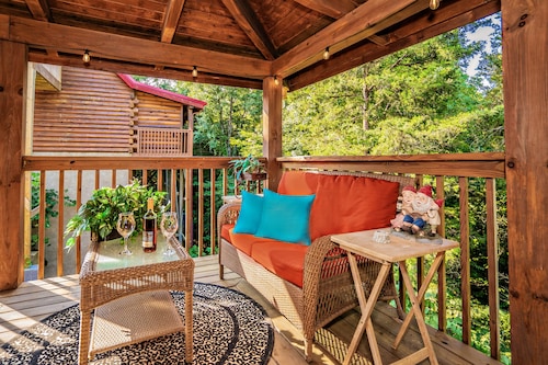 Quiet Modern Cabin by Pigeon Forge, Dollywood Park, Rod Run , & Gatlinburg, 