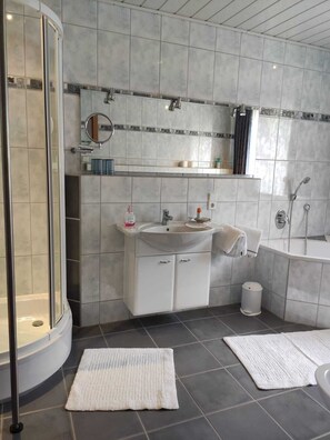 Hair dryer, towels, soap, shampoo - Comfortable vacation home in a central location in Bad Zwischenahn with garden (Bad Zwischenahn)
