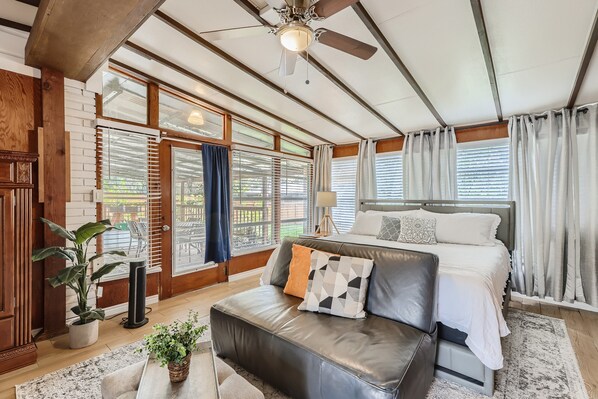 4 bedrooms, desk, iron/ironing board, free WiFi - Mid Century Beauty by Medical Center (San Antonio)