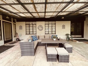 Outdoor dining - Mid Century Beauty by Medical Center (San Antonio)