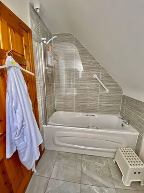 Casa de campo, várias camas | Banheiro | Chuveiro/banheira combinados, banheira de imersão, secador de cabelo