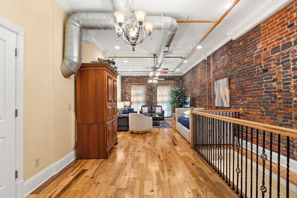 Interior - The Parton- 2 Blocks to Broadway (Nashville)