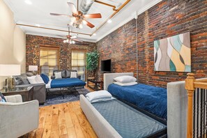 2 bedrooms, desk, iron/ironing board, free WiFi - The Parton- 2 Blocks to Broadway (Nashville)