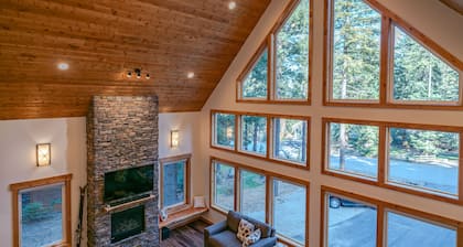 Mountain Retreat, steps from Skiing, Mountain Biking, and Hiking