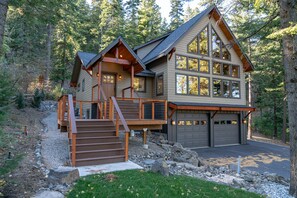 Exterior - Mountain Retreat, steps from Skiing, Mountain Biking, and Hiking (Wenatchee)