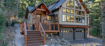 Mountain Retreat, steps from Skiing, Mountain Biking, and Hiking