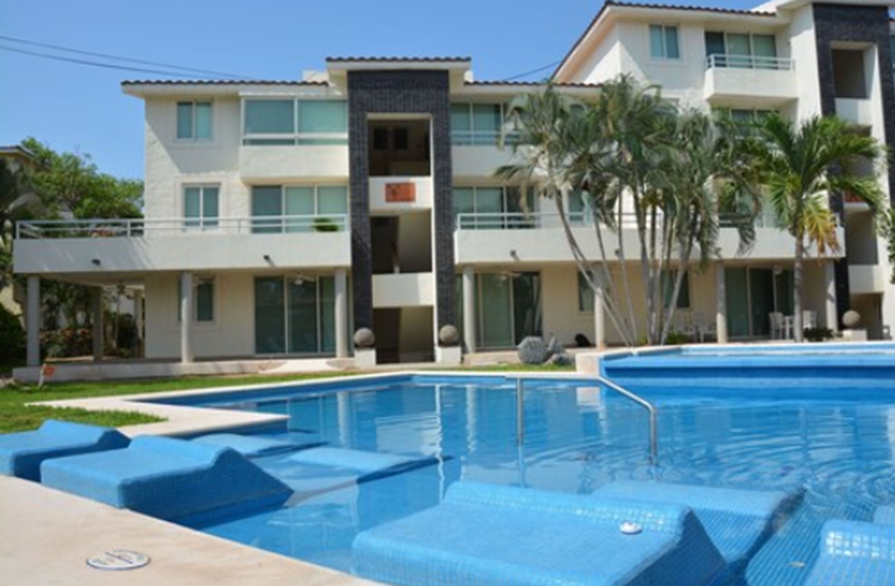 outdoor pool, open 8:00 am to 8:00 pm, pool loungers