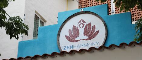 Un bâtiment sur lequel on peut lire l’inscription « ZENHARMONY ».