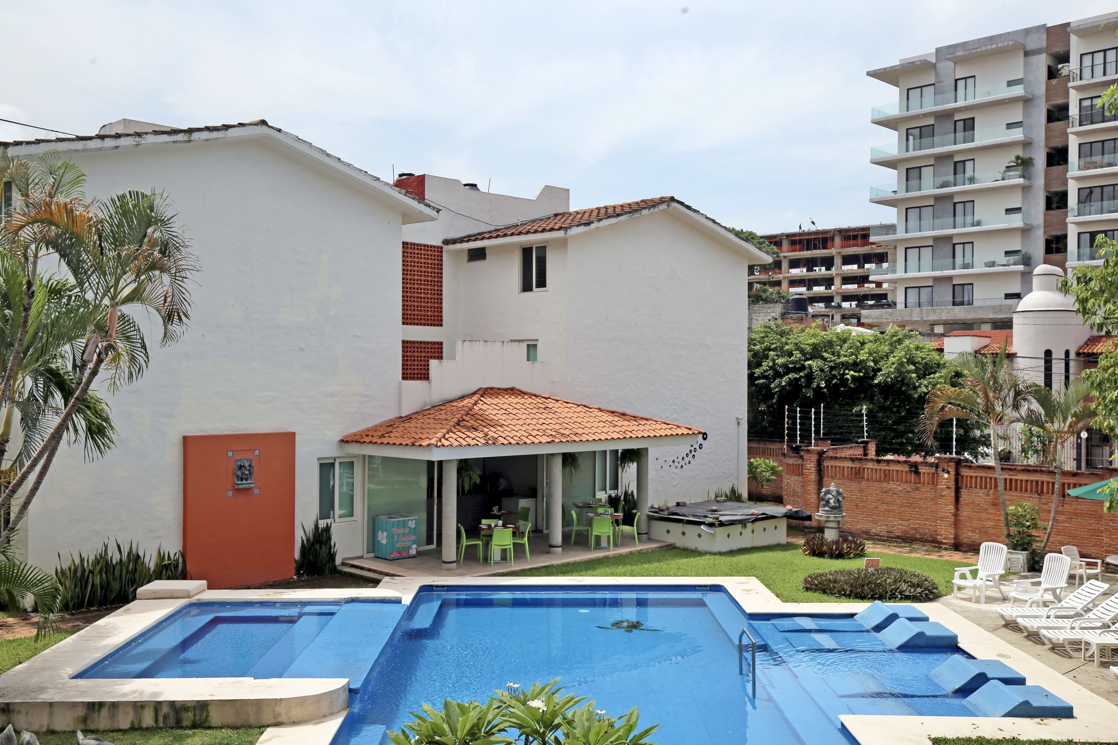 outdoor pool, open 8:00 am to 8:00 pm, pool loungers