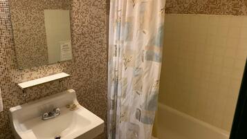 Basic Room | Bathroom | Combined shower/tub, towels, toilet paper