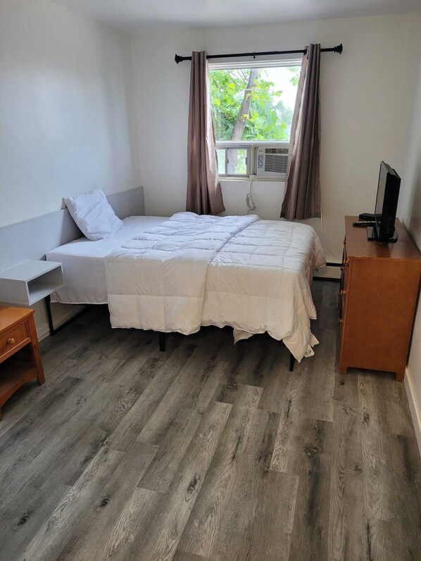 Standard Single Room | Free WiFi, bed sheets - Vivian Motor Hotel (Neepawa)