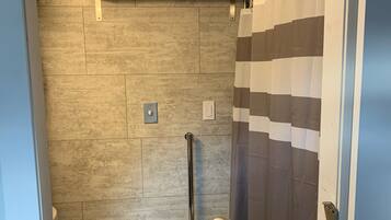 Combinazione doccia/vasca, asciugacapelli, asciugamani, sapone