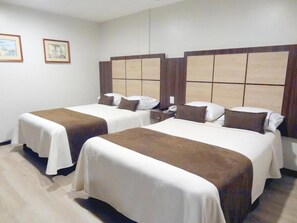 Chambre Double ou avec lits jumeaux, 1 chambre, salle de bains attenante | Coffres-forts dans les chambres, ameublement personnalisé, bureau