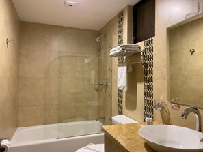 Chambre Double ou avec lits jumeaux, 1 chambre, salle de bains attenante | Salle de bain | Articles de toilette gratuits, sèche-cheveux, serviettes fournies