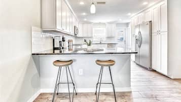 Geladeira, micro-ondas, fogão, cooktop