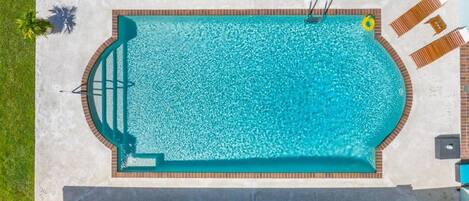 حمّام سباحة مُدفَّأ