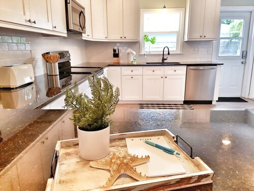 Winter Special! New HOT TUB! Beach! Pool Heat!