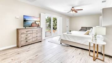 4 habitaciones, escritorio y tabla de planchar con plancha