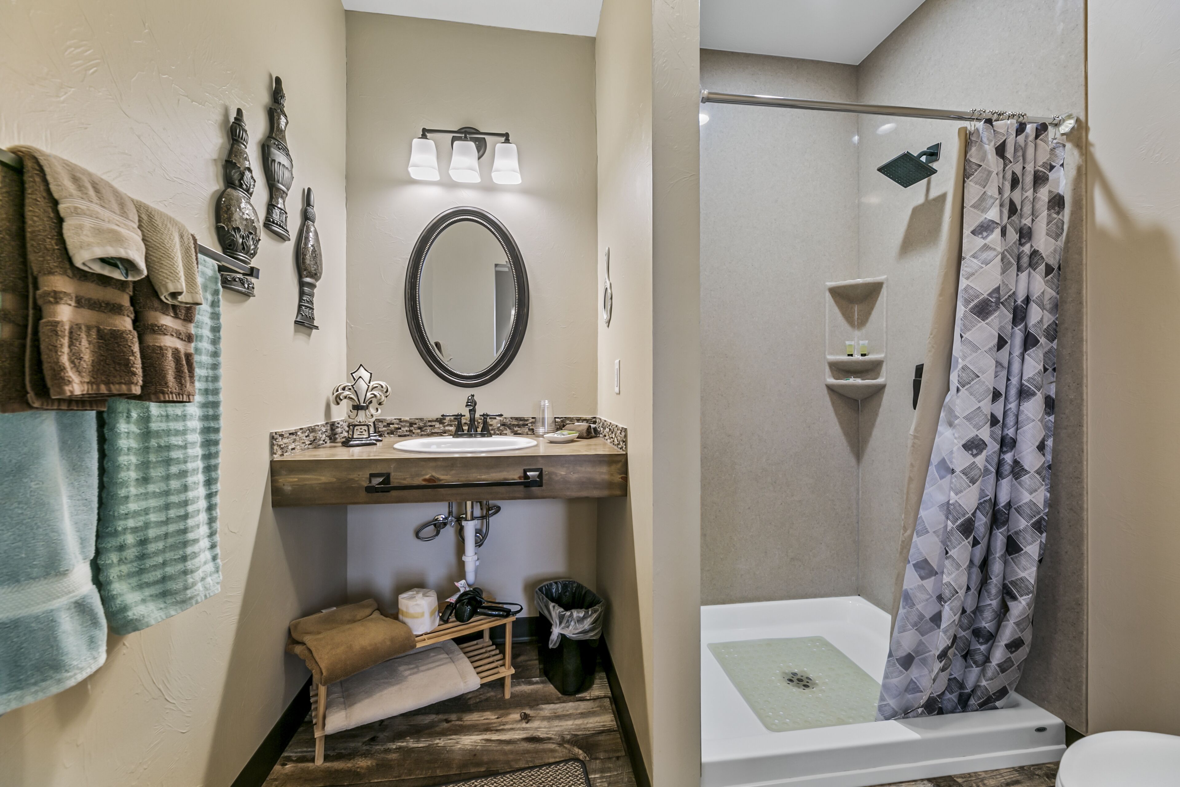 Habitación clásica | Baño | Secadora de cabello, toallas, jabón, shampoo 