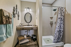 Classic Room | Bathroom | Hair dryer, towels, soap, shampoo - Twisters Bed and Breakfast (Guernsey)